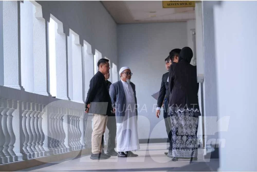 Zulkifli (dua dari kiri) hadir ke Mahkamah Sesyen Kuala Lumpur pada Isnin.