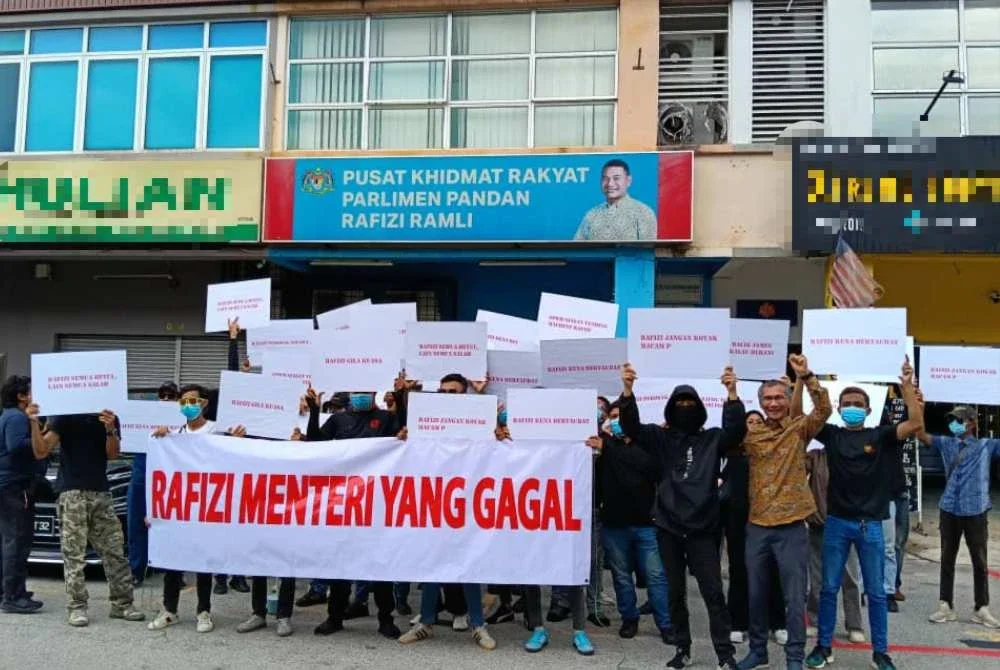 Sekumpulan individu mengadakan protes di hadapan pejabat Invoke Solutions Sdn Bhd pada Isnin dan menyerahkan memorandum bagi menggesa Rafizi agar berundur dari dunia politik.