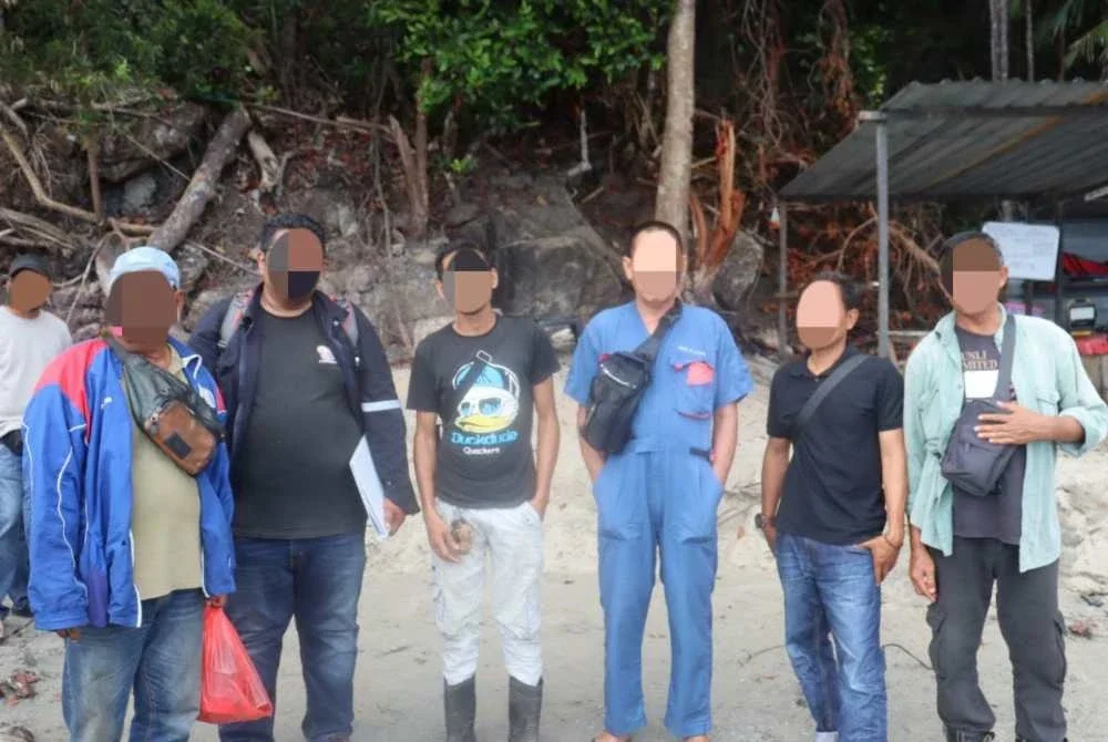 Enam lelaki termasuk dua warga Indonesia ditahan kerana disyaki terlibat dalam kegiatan pemindahan bahan batuan dipercayai pasir laut secara tidak sah. Foto PGA Briged Tenggara