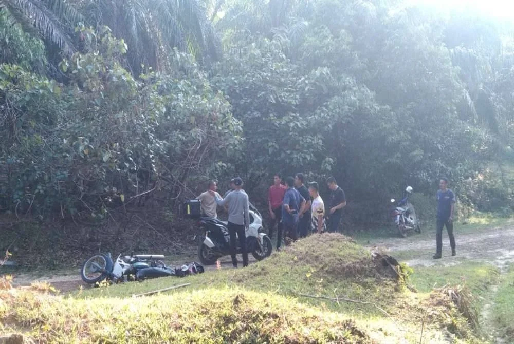 Seorang penternak lembu berdepan detik cemas apabila terkena tembakan dilepaskan oleh salah seorang daripada enam lelaki yang dipercayai mencuri haiwan terbabit dalam kejadian di ladang kelapa sawit di Felda Kemahang 1, Tanah Merah pada awal pagi Isnin. Foto:TULAR