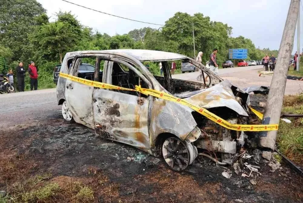 Keadaan kereta selepas berlaku insiden tersebut. Foto Polis Rompin