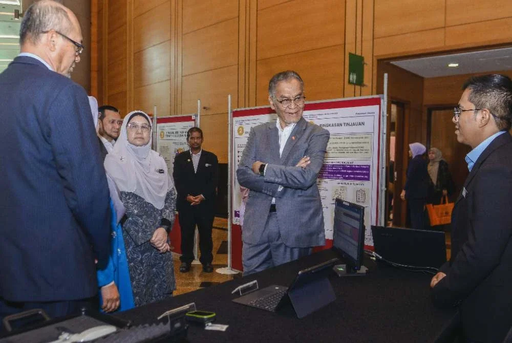 Dr Dzulkefly melawat pameran selepas Majlis Pelancaran Dapatan Tinjauan Kebangsaan Kesihatan dan Morbiditi (NHMS) 2025: Kesihatan Warga Emas di PICC pada Isnin. Foto Bernama