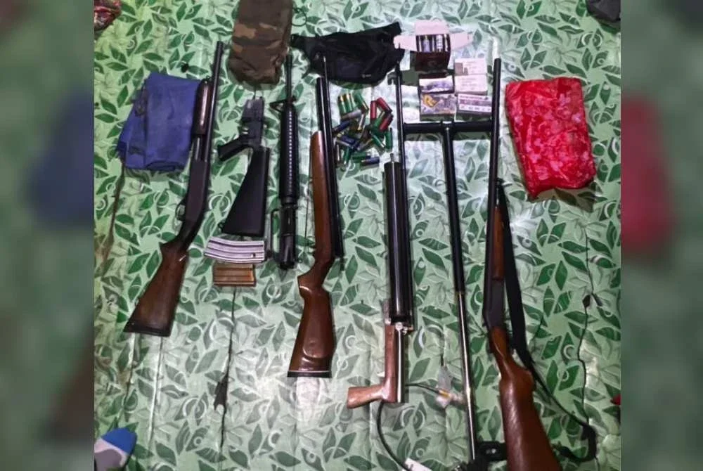 Kesemua senjata api itu ditemukan hasil pemeriksaan yang dilakukan di dalam sebuah rumah.