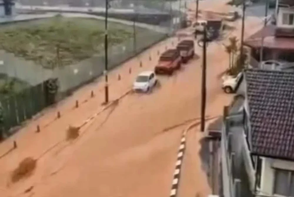 Tangkap layar video kejadian banjir kilat di Taman Habu Height, Cameron Highlands pada Isnin.