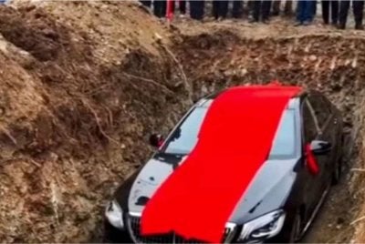 Kereta Mercedes-Benz itu turut dipasang dengan reben merah ketika upacara tersebut. Foto Agensi
