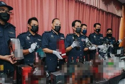 Raja Abdul Aziz (tiga dari kiri) dalam sidang akhbar kejayaan JKDM Johor menumpaskan sindiket penyeludupan minuman keras.