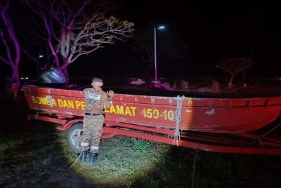 Seorang remaja maut manakala seorang lagi masih hilang selepas bot dinaiki terbalik dan karam akibat dipukul ombak dalam kejadian di muara sungai Kampung Tamau Batu Gadung di Kota Belud pada Ahad. - FOTO: Bomba