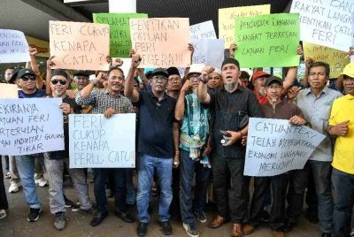 Sebahagian wakil badan bukan kerajaan dan penduduk yang hadir pada perhimpunan aman catuan feri Langkawi di Terminal Jeti Penumpang Kuah, petang semalam. Foto Bernama