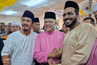 Hamzah (tengah) ketika hadir ke Rumah Terbuka Aidilfitri Pas Kawasan Larut di Dewan As Sakinah, Kampung Paya Batu Kurau pada Ahad.