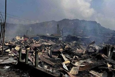 Kebakaran besar di perkampungan atas air Kampung Bahagia di Sandakan pada Ahad mengakibatkan kira-kira 1,000 rumah musnah.