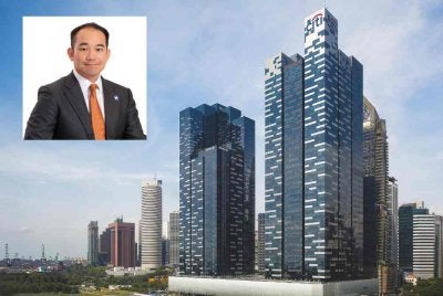 Asia Square Tower 2, sebuah pembangunan mercu tanda setinggi 46 tingkat yang terletak di daerah perniagaan pusat Marina Bay, menawarkan kira-kira 773,460 kaki persegi ruang pejabat premium Gred A untuk disewa. Gambar kecil: Yeow Seng 
