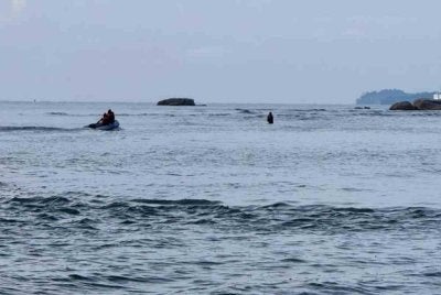 Seorang wanita berusia 24 tahun berdepan detik cemas apabila terkandas di beting pasir di Pantai Balok.