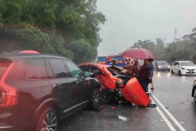  Dua beradik lelaki maut selepas terlibat dalam kemalangan membabitkan tiga kenderaan di Kilometer 36.7, Jalan Batu Pahat–Kluang berhampiran Sekolah Menengah Kebangsaan (SMK) Sri Lalang, petang Ahad.