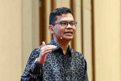 Menteri Ekonomi Akmal Nasrullah Mohd Nasir menyampaikan ucapan pada Perhimpunan Bulanan dan Hala Tuju Pangkalan Data Utama (PADU) di Pusat Konvensyen Antarabangsa Putrajaya (PICC) pada Isnin. Foto Bernama