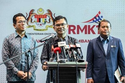 Akmal Nasrullah (tengah) bercakap ketika sidang media selepas Perhimpunan Bulanan dan Hala Tuju PADU di PICC pada Isnin. FOTO: Bernama
