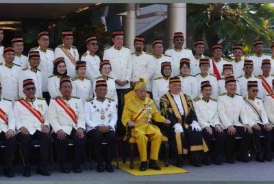 Sultan Selangor (tengah) berkenan bergambar bersama ADUN semasa Istiadat Pembukaan Mesyuarat Pertama Penggal Persidangan DUN Selangor pada Isnin. Foto ROSLI TALIB