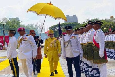 Pemangku Raja Kelantan, Tengku Muhammad Fakhry Petra memeriksa perbarisan semasa merasmikan Istiadat Pembukaan Penggal Keempat Dewan Negeri Kelantan Yang Ke-15 Tahun 2026 di Kompleks Kota Darulnaim, Kota Bharu pada Isnin.Foto:SINAR HARIAN/HAZELEN LIANA KAMARUDIN