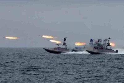 Pasukan Iran melancarkan serangan dron pada Ahad terhadap beberapa kapal Amerika Syarikat (AS) sebagai tindak balas selepas pasukan AS melepaskan tembakan dan memintas sebuah kapal Iran.