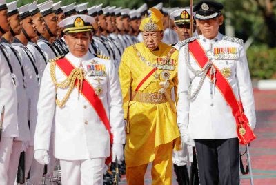 Sultan Selangor berkenan memeriksa perbarisan kawalan kehormat Tentera Laut Diraja Malaysia (TLDM) pada Istiadat Pembukaan Persidangan Penggal Keempat Dewan Undangan Negeri (DUN) Selangor ke-15 tahun 2025 di Dewan Negeri Selangor hari ini. Foto Bernama 