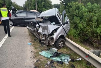 Keadaan kereta yang terlibat dalam kemalangan di Kilometer 134, Jalan Kuantan–Kuala Lumpur pada Ahad. - FOTO: Polis Temerloh.