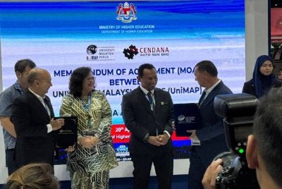 Azlinda (tiga dari kanan) semasa Majlis Pertukaran Dokumen MoU KPT dan UPNM di MITEC, Kuala Lumpur pada Isnin.