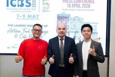 Alun Jones (tengah) bersama Ketua Pegawai Eksekutif Eciatto, Hoh Tze Hou (kiri) dan Pengurus Besar Barista Guild Asia, Koh Wei Yang