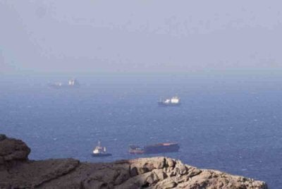 Sebuah kapal kontena yang dikendalikan syarikat perkapalan Perancis, CMA CGM, terkena 'tembakan amaran' ketika melalui Selat Hormuz pada Sabtu.