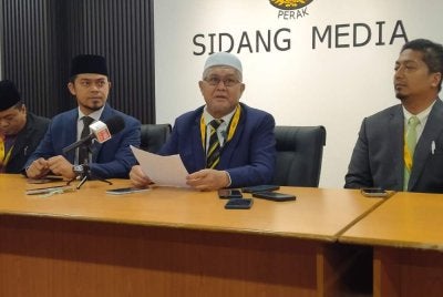 Razman (tengah) bercakap kepada pemberita di Bilik Sidang Media di Bangunan Perak Darul Ridzuan di sini pada Isnin.
