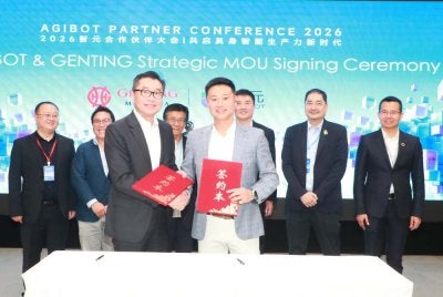 Aaron Chia (kiri) dan Steven Ding (kanan) selepas menandatangani MoU di Persidangan Rakan Kongsi AGIBOT (APC2026) di Shanghai, China.