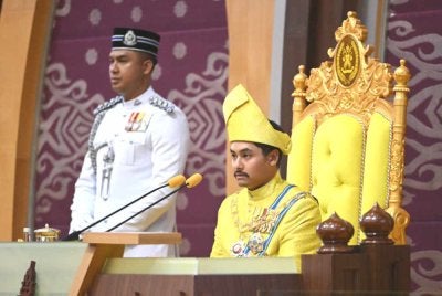 Tengku Muhammad Ismail berkenan bertitah pada Istiadat Pembukaan Persidangan Penggal Keempat DUN ke-15 di Wisma Darul Iman pada Isnin. Foto Bernama