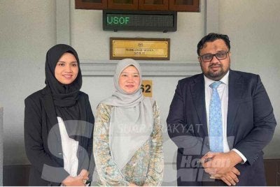 Fadhlina (tengah) hadir bersama peguamnya di Mahkamah Sesyen Kuala Lumpur pada Isnin.