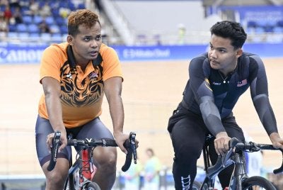 Tiada kelibat Muhammad Ridwan (kanan) dan abangnya, Shah Firdaus pada kejohanan Piala Dunia Berbasikal Trek 2026 di Nilai, Negeri Sembilan. - Agensi