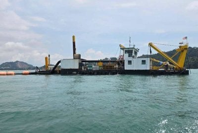 Pihak berkuasa turut merampas sebuah kapal korek pasir bersama paip, dua jengkaut, sebuah jentolak serta kira-kira 250 tan pasir laut dengan nilai keseluruhan rampasan dianggarkan RM10.28 juta. Foto PGA Briged Tenggara