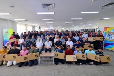 Fahmi bersama pelajar dan fasilitator daripada MPP IPT sekitar Pagoh yang terlibat dalam program tersebut.