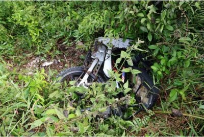 Penunggang motosikal maut selepas dirempuh sebuah kereta di Kilometer 68, Jalan Ibam–Rompin berhampiran Kampung Bangkong di sini pada Isnin. Foto Polis Rompin