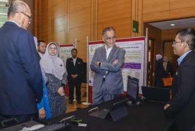 Dr Dzulkefly melawat pameran selepas Majlis Pelancaran Dapatan Tinjauan Kebangsaan Kesihatan dan Morbiditi (NHMS) 2025: Kesihatan Warga Emas di PICC pada Isnin. Foto Bernama