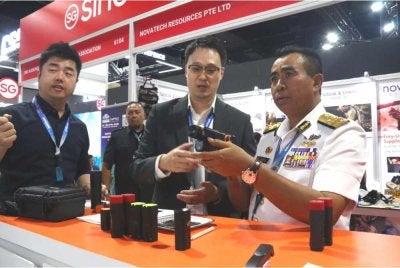 Saiful Lizan (kanan) melihat pameran senjata di reruai yang berlangsung di DSA dan NATSEC Asia 2026, Kuala Lumpur pada Isnin. Foto Maritim Malaysia