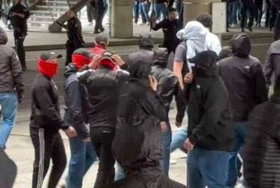Pegawai polis mengambil tindakan terhadap penyokong bertopeng yang bertindak ganas menjelang perlawanan bola sepak Bundesliga Jerman antara Bayern Munich dan VfB Stuttgart di Allianz Arena. Foto dpa