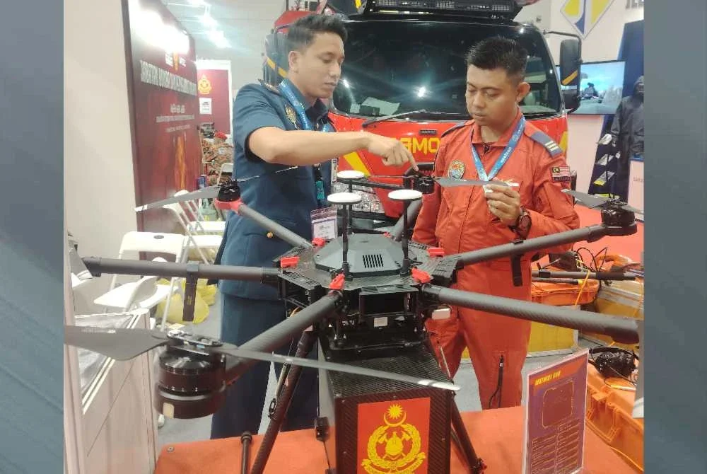 Muhammad Fadzli (kiri) dan Kuartermaster Udara JBPM Pangkalan Udara Wilayah Tengah, Mohamad Noor Hanif Maliki menunjukkan dron Matrice 600 yang digunakan bagi operasi mencari dan menyelamat.