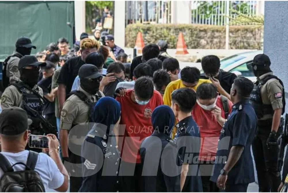 33 lelaki yang sebelum ini hanya dikenakan denda antara RM2,000 hingga RM3,000 oleh Mahkamah Majistret tercengang apabila Mahkamah Tinggi pada Selasa menambah hukuman penjara selama 10 bulan kerana merusuh dan memiliki pelbagai senjata.