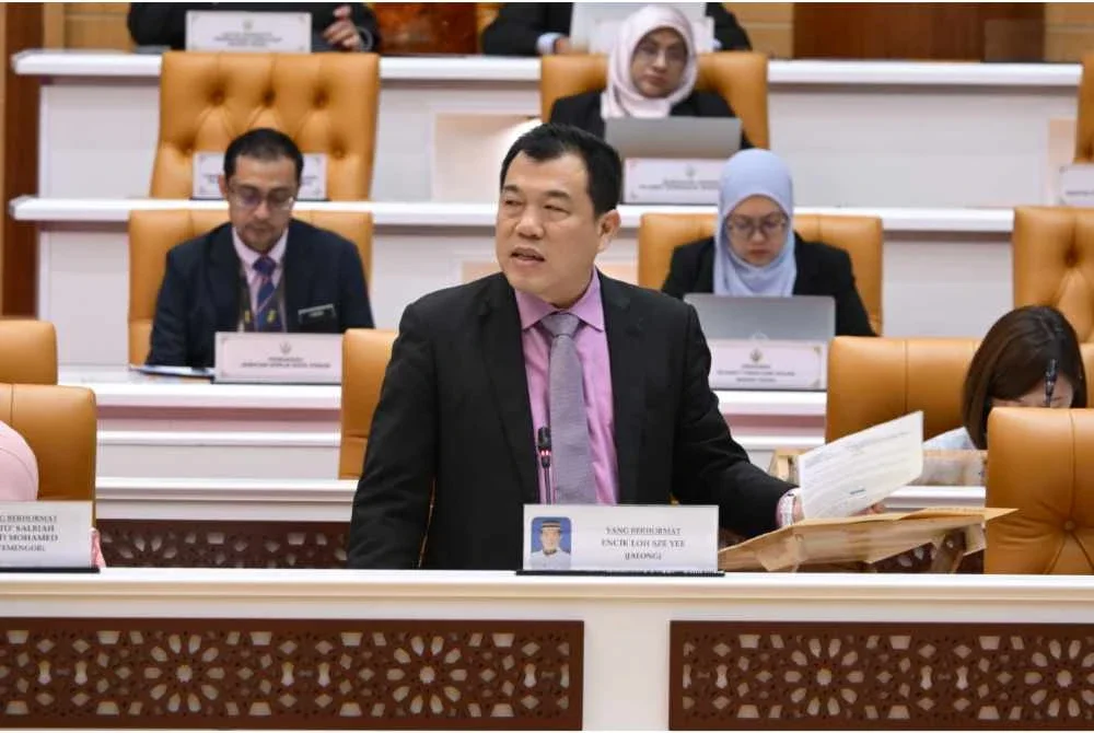Sze Yee menjawab soalan Chai Yi sempena Mesyuarat Pertama Tahun Keempat Dewan Negeri Perak Ke-15 di Bangunan Perak Darul Ridzuan di sini pada Selasa.