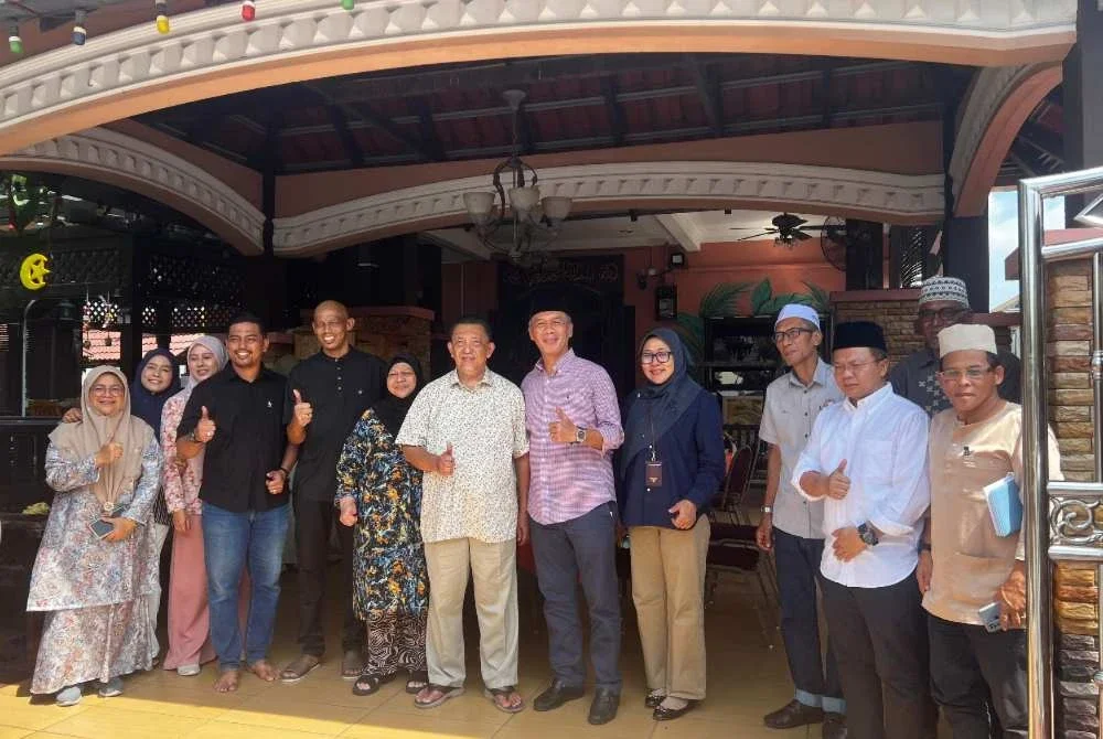 Zulkarnain (lima dari kanan) bersama Ariss Samsudin di kediamannya di Batu Pahat