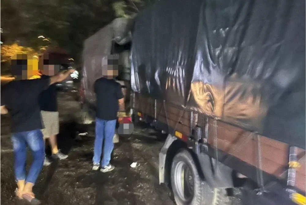 Dua pemandu lori ditahan dalam serbuan Op Tiris 4.0 di Taman Perindustrian Shah Alam pada Isnin. Foto: KPDN SELANGOR
