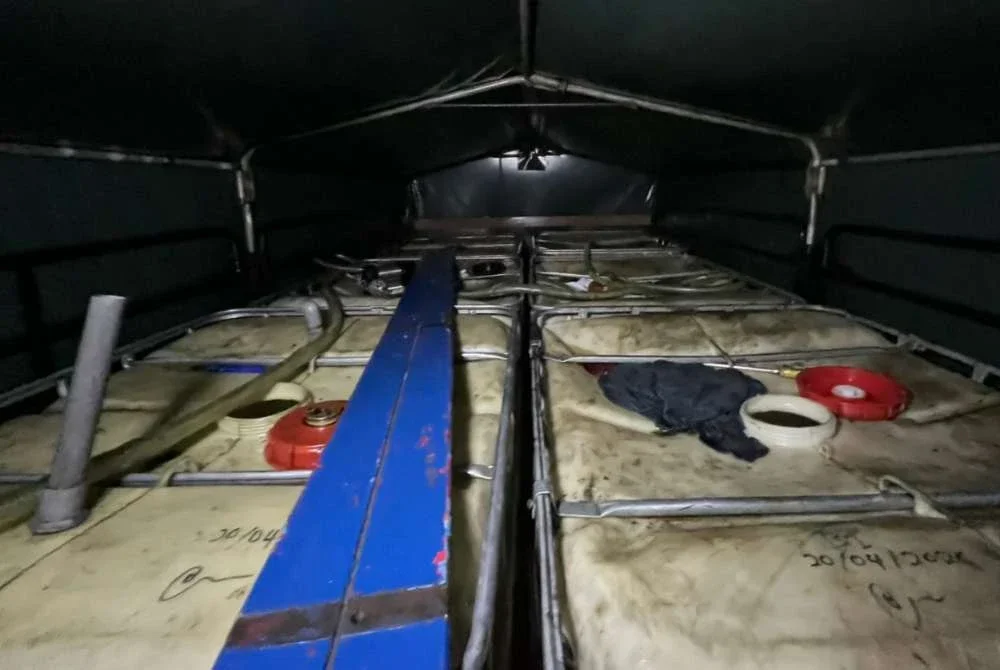 Tong IBC dijumpai pada lori yang ditahan di Taman Perindustrian Shah Alam pada Isnin. Foto: KPDN SELANGOR.