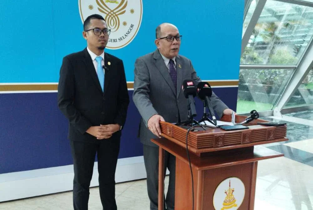 Izham (kanan) pada sidang akhbar di Bangunan DUN Selangor pada Selasa