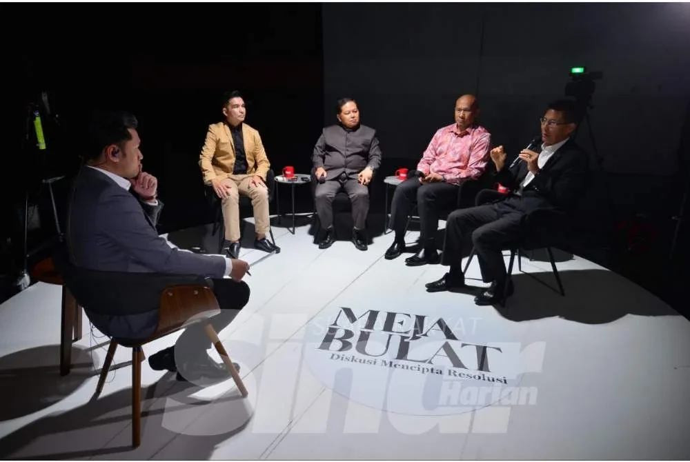 Mohd Shahreen (kanan) ketika program Meja Bulat: Diskusi Mencipta Resolusi bertajuk 'Krisis Tenaga dan Kelestarian Subsidi: Apa Nasib Rakyat Marhaen' yang dihoskan oleh Ismail Adnan di Studio F, Kompleks Karangkraf, di sini pada Khamis. Foto Asril Aswandi Shukor