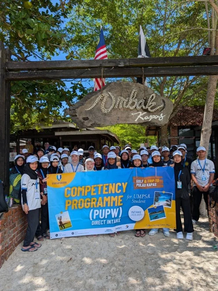 Pelajar ketika mengikuti program pembangunan kompetensi seperti kelas golf dan aktiviti di Pulau Kapas bagi memperkukuh kemahiran insaniah dan kepimpinan tahun lalu.
