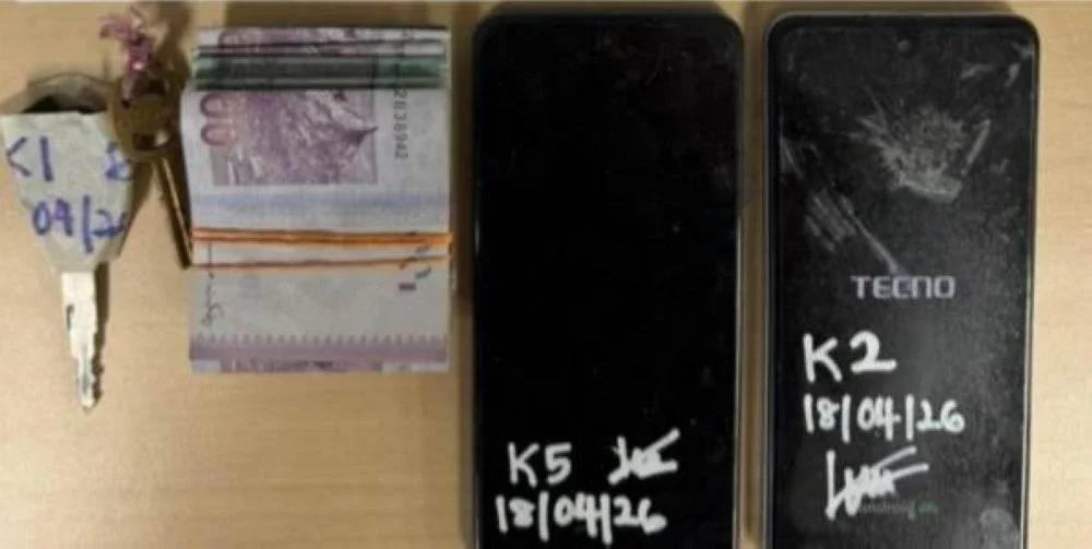 Wang tunai dan telefon bimbit yang dirampas polis.