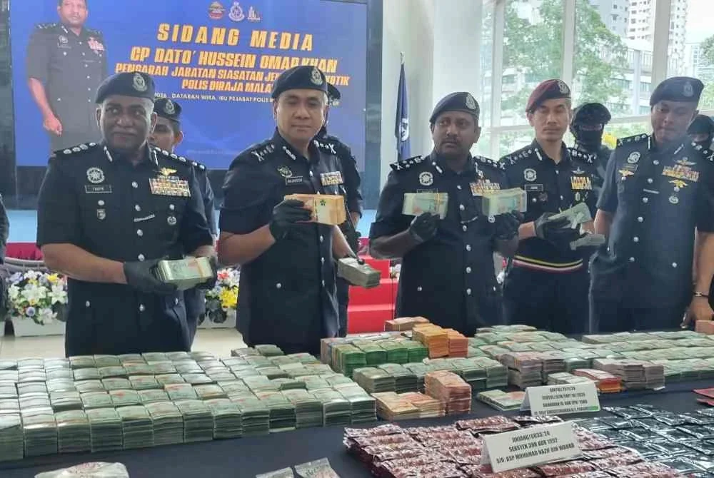 Hussein (tengah) menunjukkan dadah yang dirampas dalam sidang akhbar di Ibu Pejabat Polis Kontinjen Kuala Lumpur pada Selasa.