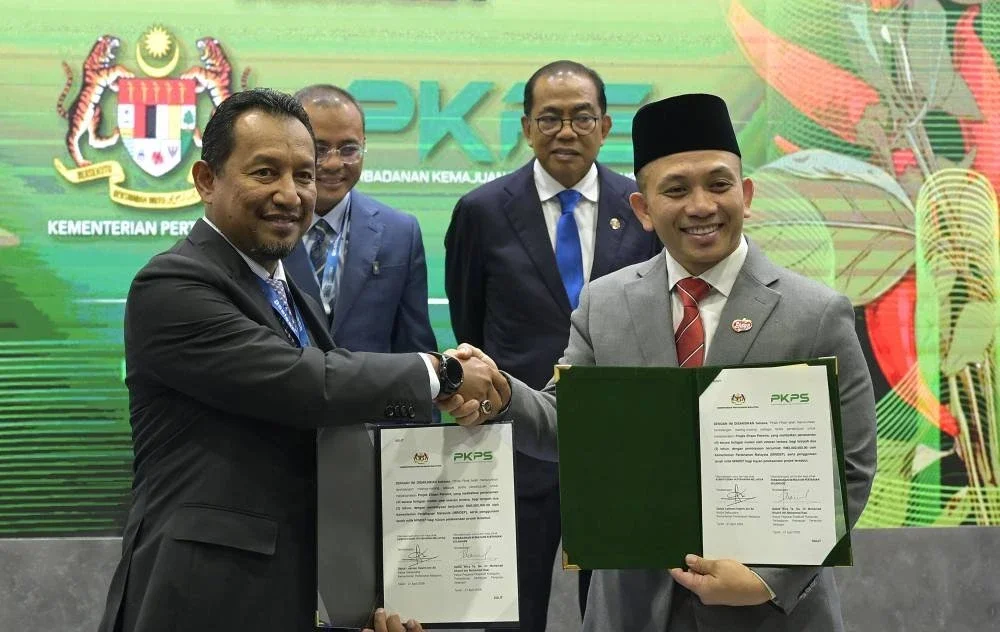 Penyerahan MoC antara Mohamad Khairil Mohd Razi (kanan) dengan Lokman Hakim Ali disaksikan oleh Amirudin dan Mohamed Khaled.